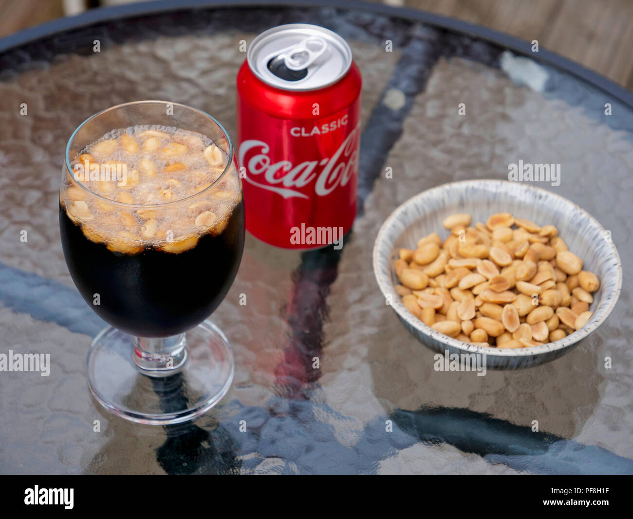 Le più recenti drink matto craze di bere la Coca Cola / Pepsi Cola con  arrosti di arachidi salate Foto stock - Alamy