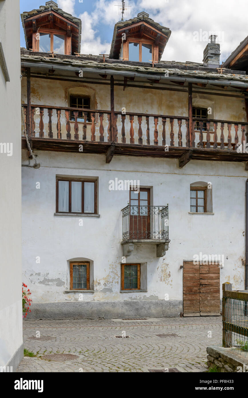 Vista della vecchia casa tradizionale con passerella in legno, girato su un luminoso giorno di estate a Gressoney Saint Jean, valle del Lys, Aosta, Italia Foto Stock