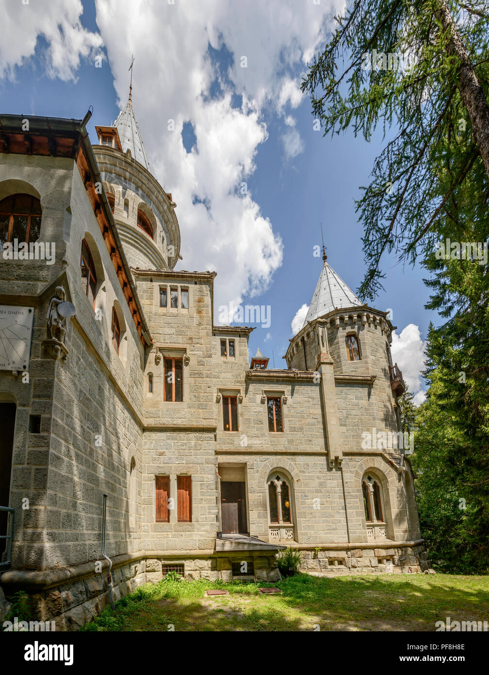 Vista del cantiere del Nord al Castello Savoia tra gli abeti, girato su un luminoso giorno di estate a Gressoney Saint Jean, valle del Lys, Aosta, Italia Foto Stock