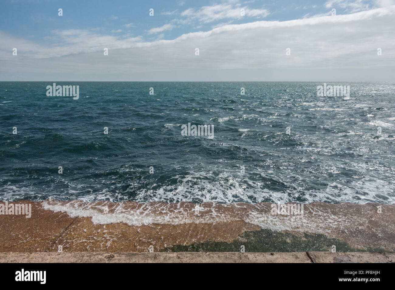 Litorale lungo la isola di bianco nel sud della Gran Bretagna su una soleggiata giornata d'estate Foto Stock