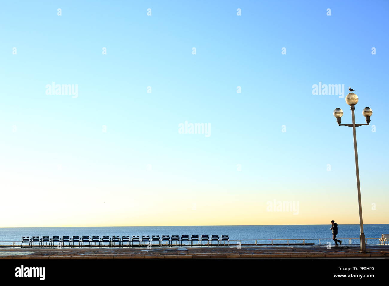 L'uomo jogging in riva al mare. Nice, Alpes-Maritimes, 06, COTE D'Azur, PACA, Francia. Foto Stock