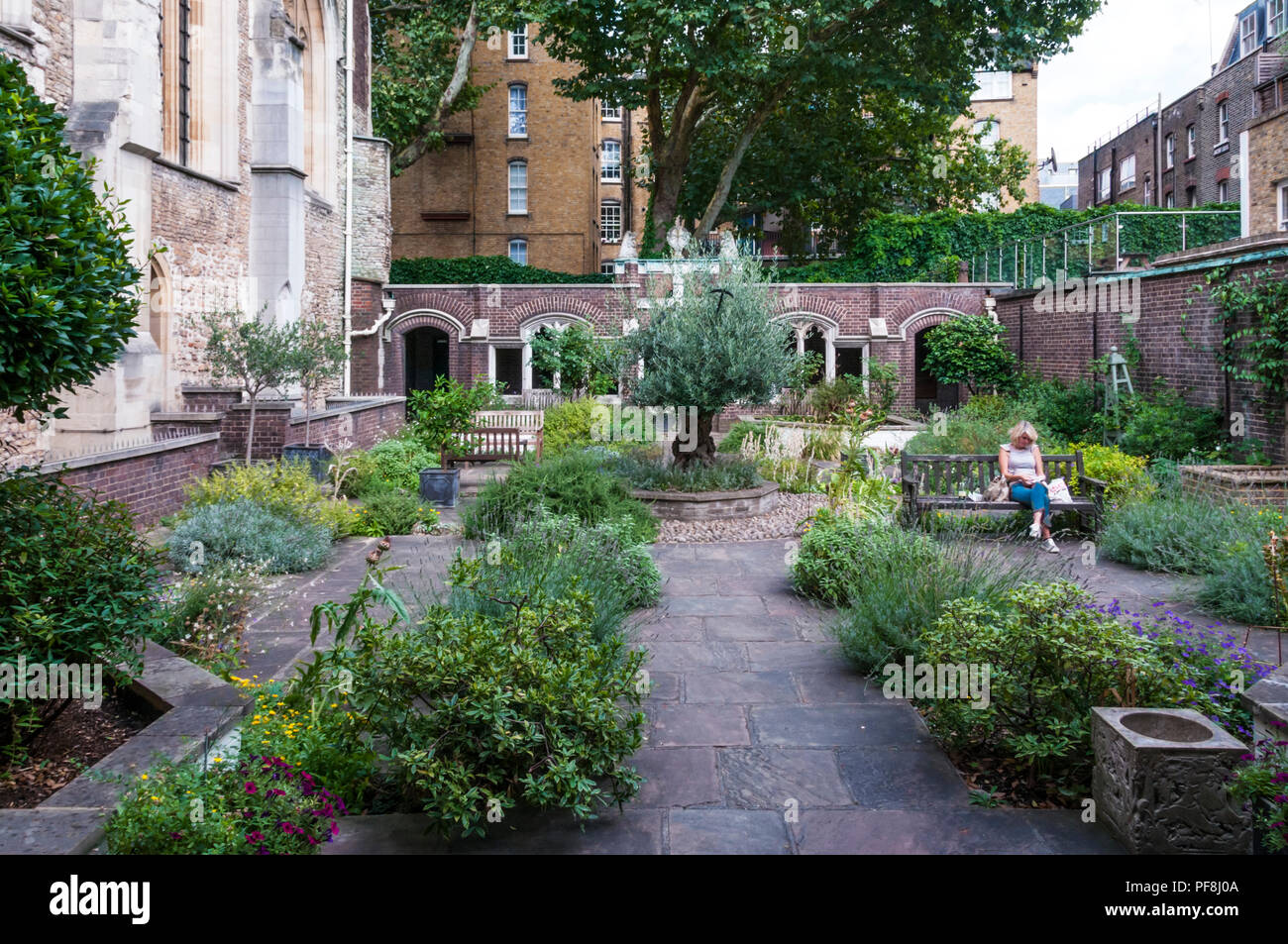 Giardini del convento chiesa dell Ordine di San Giovanni di Clerkenwell, Londra. Foto Stock