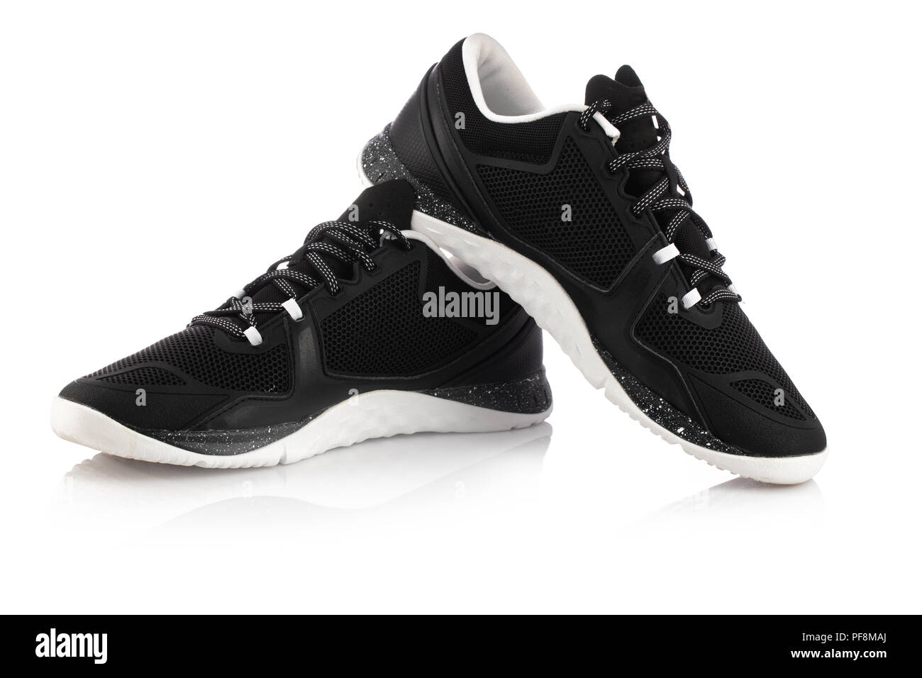 Scarpe da ginnastica Fitness. Nero scarpe sportive isolati su sfondo bianco. Foto Stock