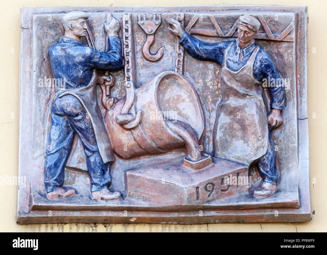 Cecoslovacchia comunismo Relief nello stile del realismo socialista su un edificio costruito negli anni '50 Domazlice, Repubblica Ceca arte comunista Foto Stock