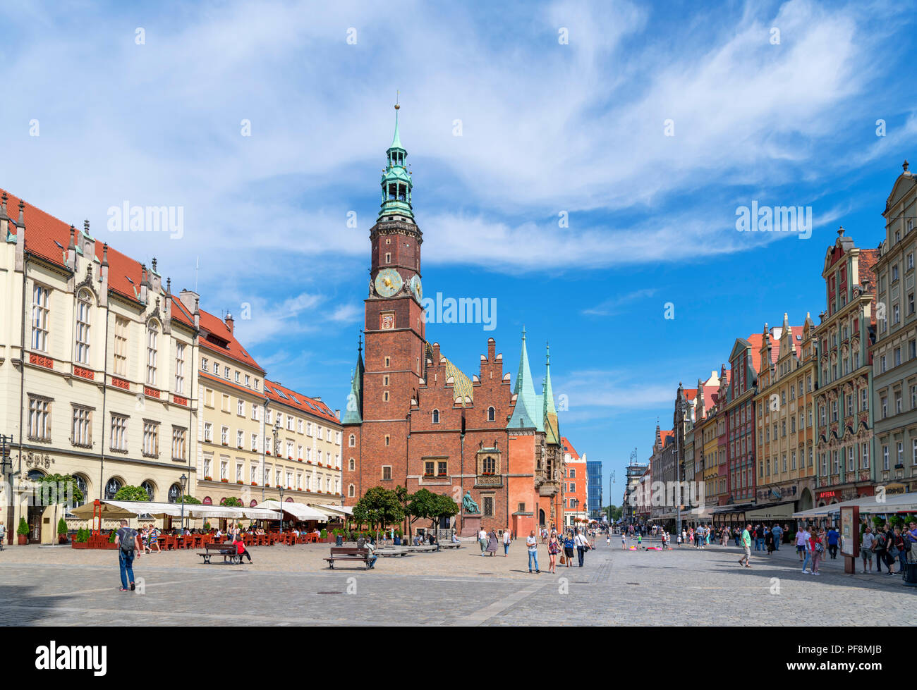 Wroclaw, Old Town (Stare Miasto). La piazza del mercato (Rynek abbiamo Wrocławiu) guardando verso il Municipio della Città Vecchia (Stary Ratusz), Wroclaw, Polonia Foto Stock