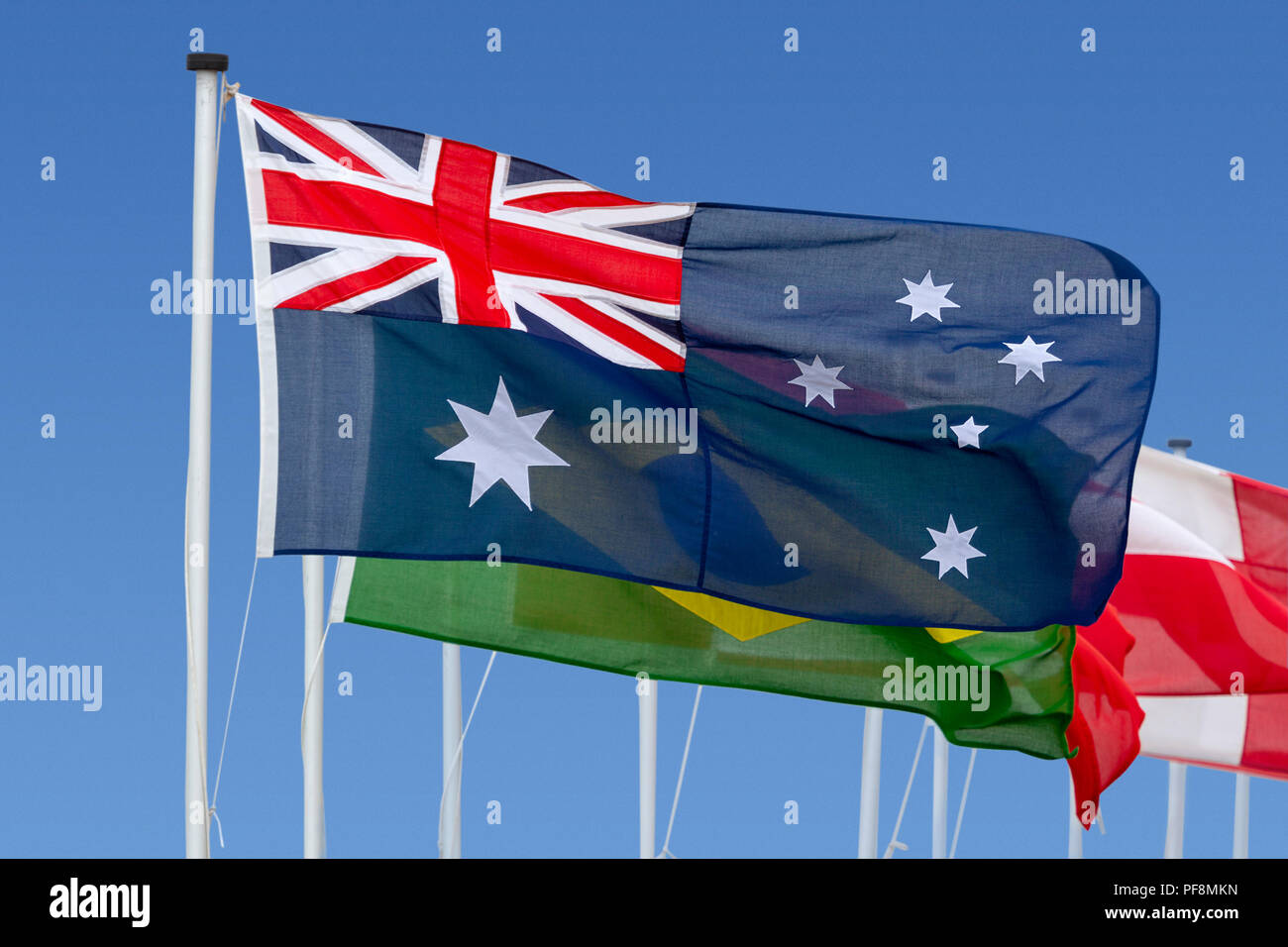 La bandiera australiana svolazzanti nella parte anteriore di una fila di bandiere internazionali Foto Stock