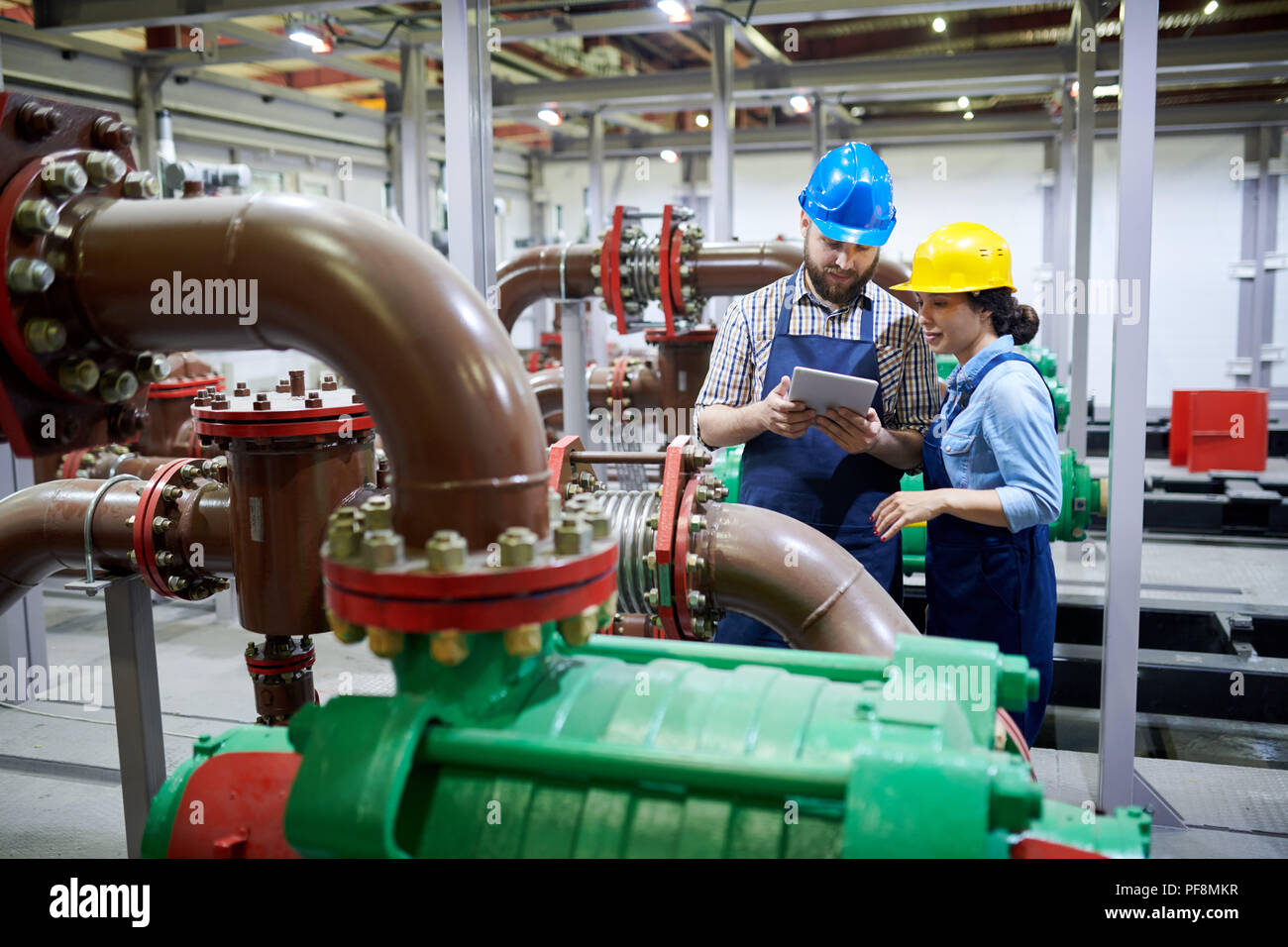 Lavoratori nel sistema di purificazione Foto Stock