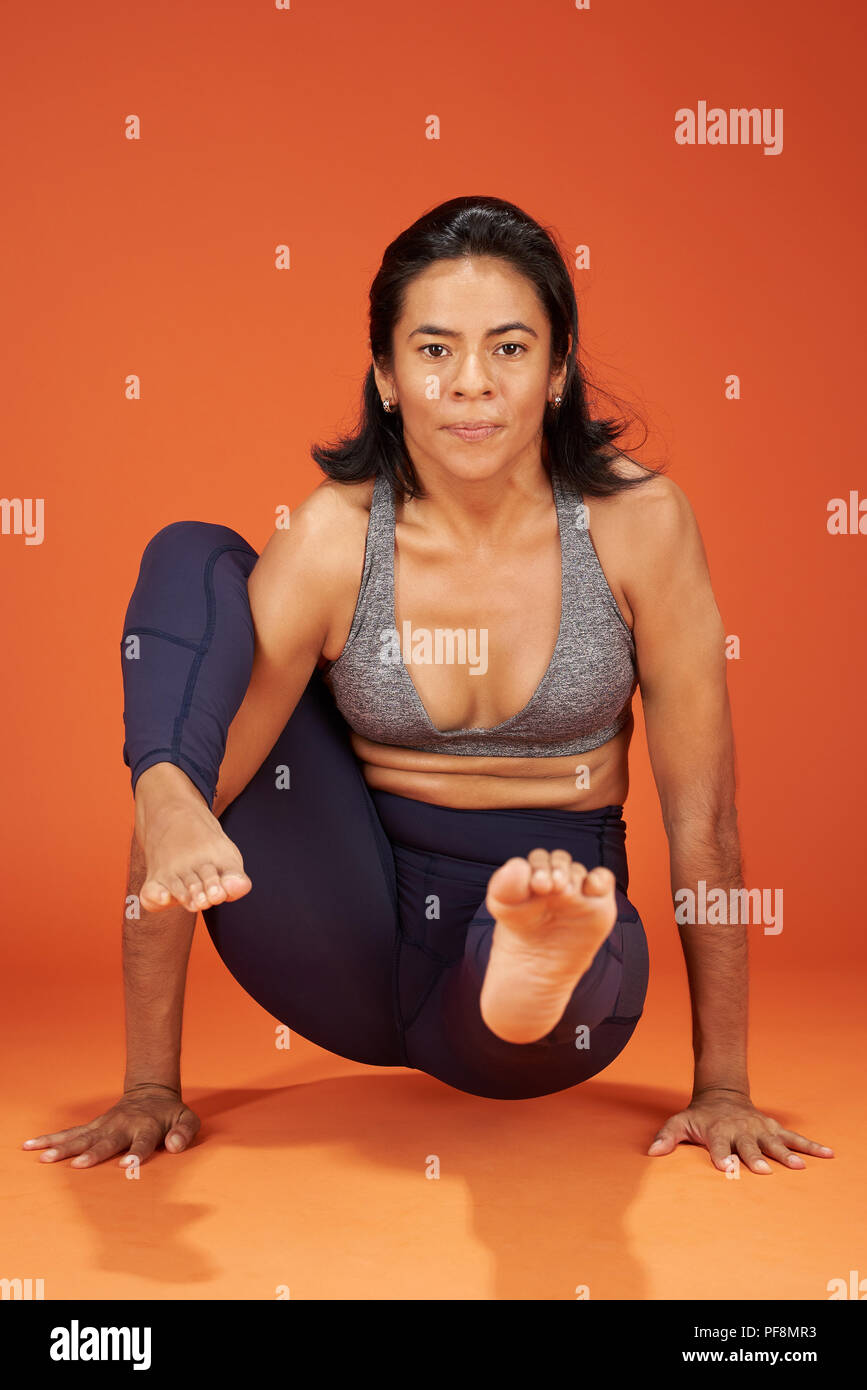 Scala Yoga asana donna mostra su sfondo per studio Foto Stock