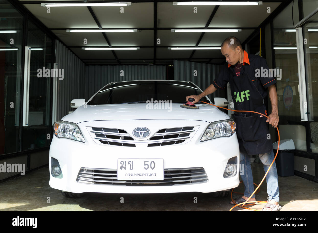 Jan, 28, 60 - in corrispondenza di Nong autolavaggi, Bangkok in Thailandia - Il logo Toyota su una vettura , personale operaio lucidatura a mano per il lavaggio di auto in car wash. Foto Stock