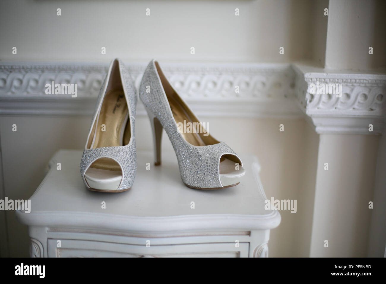 Paesaggio shot di bianco glitter nozze di diamante le scarpe per una sposa con lo spazio negativo Foto Stock