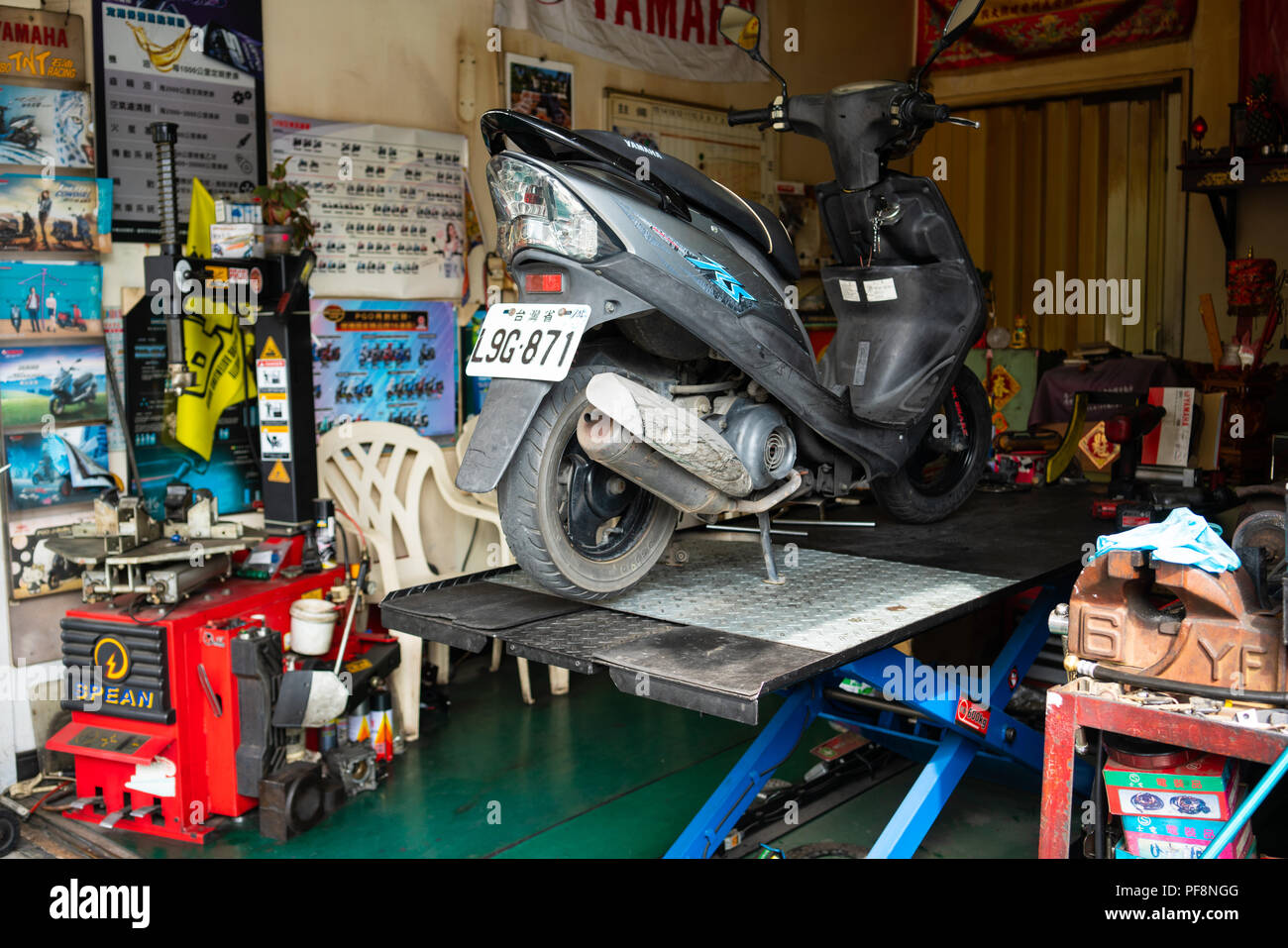 Il 20 febbraio 2018, Tainan Taiwan: scooter su una piattaforma a forbice piattaforma di sollevamento in officina per scooter in Tainan Taiwan Foto Stock