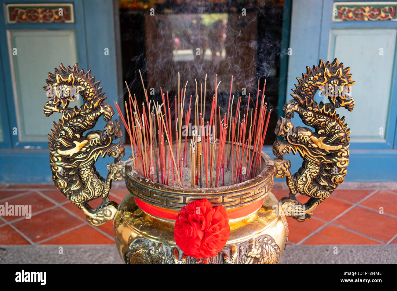 Incensiere con un sacco di bruciare i bastoncini di incenso nel tempio Guangong in Tainan Taiwan Foto Stock