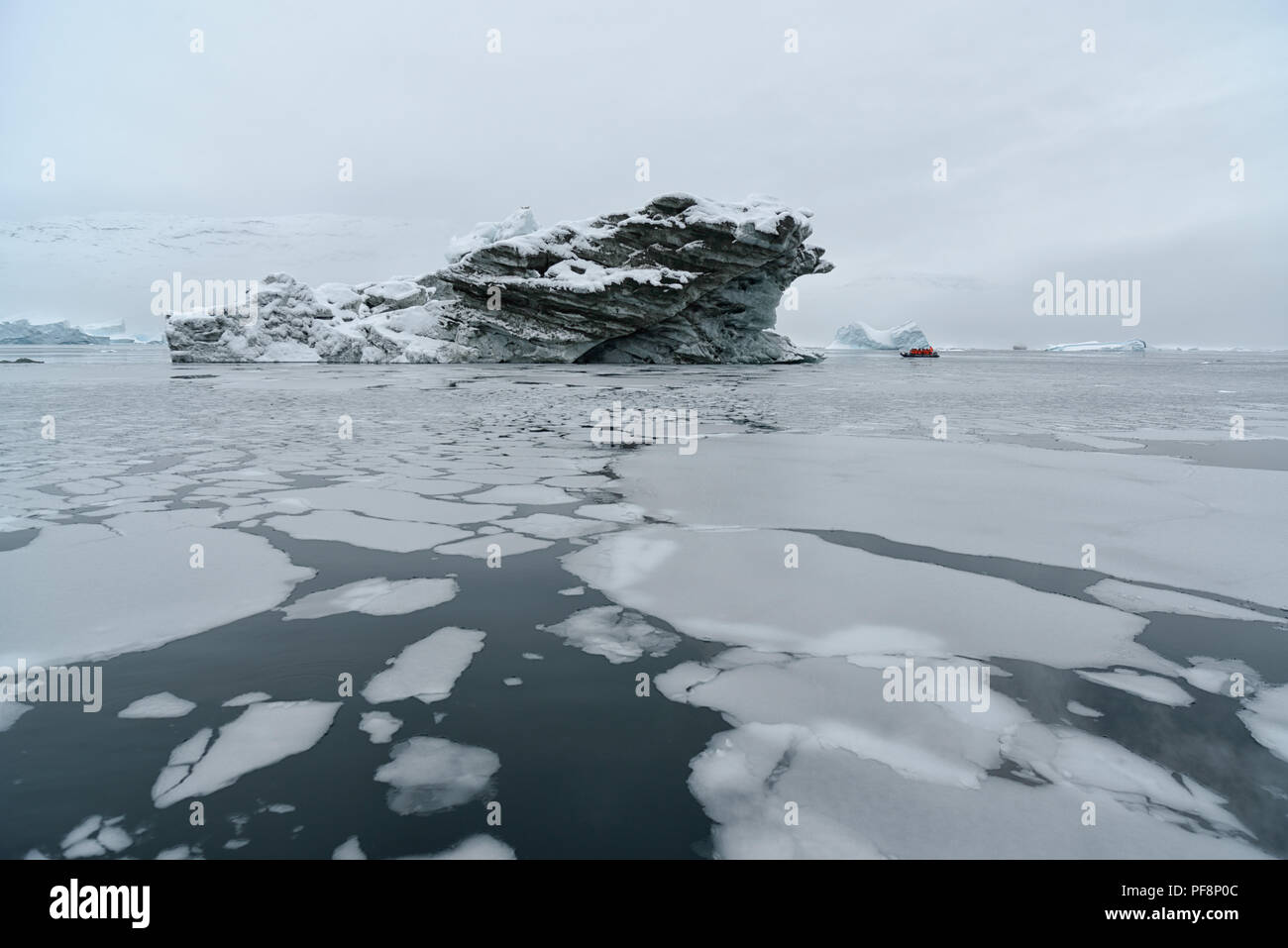 Kangertitivaq, Groenlandia. Enormi iceberg nel fiordo Rødefjord, che fa parte dello Scoresby Sund. Der sogenannte Eisbergfriedhof. Foto Stock