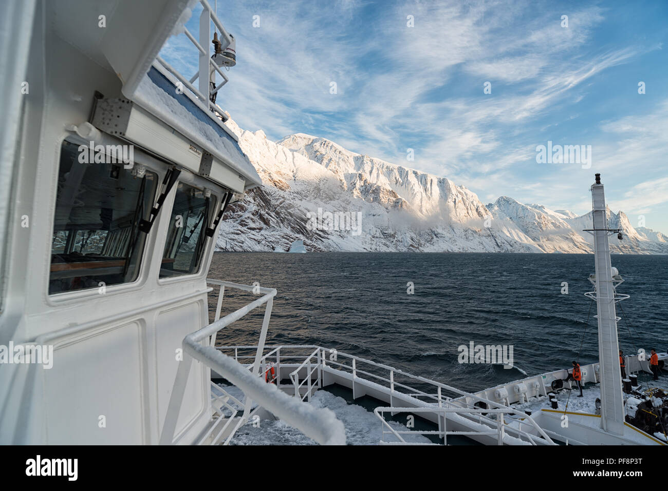 Vista da una nave, coperta di neve, al paesaggio del fiordo Øfjord, parte di Scoresby Sund, Kangertittivaq, in Groenlandia Foto Stock