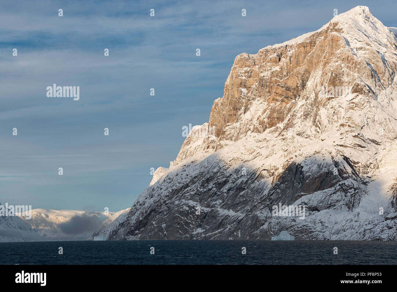 Autunno nel paesaggio artico. Nel fiordo Øfjord, parte di Scoresby Sund, Kangertitivaq, Groenlandia Foto Stock