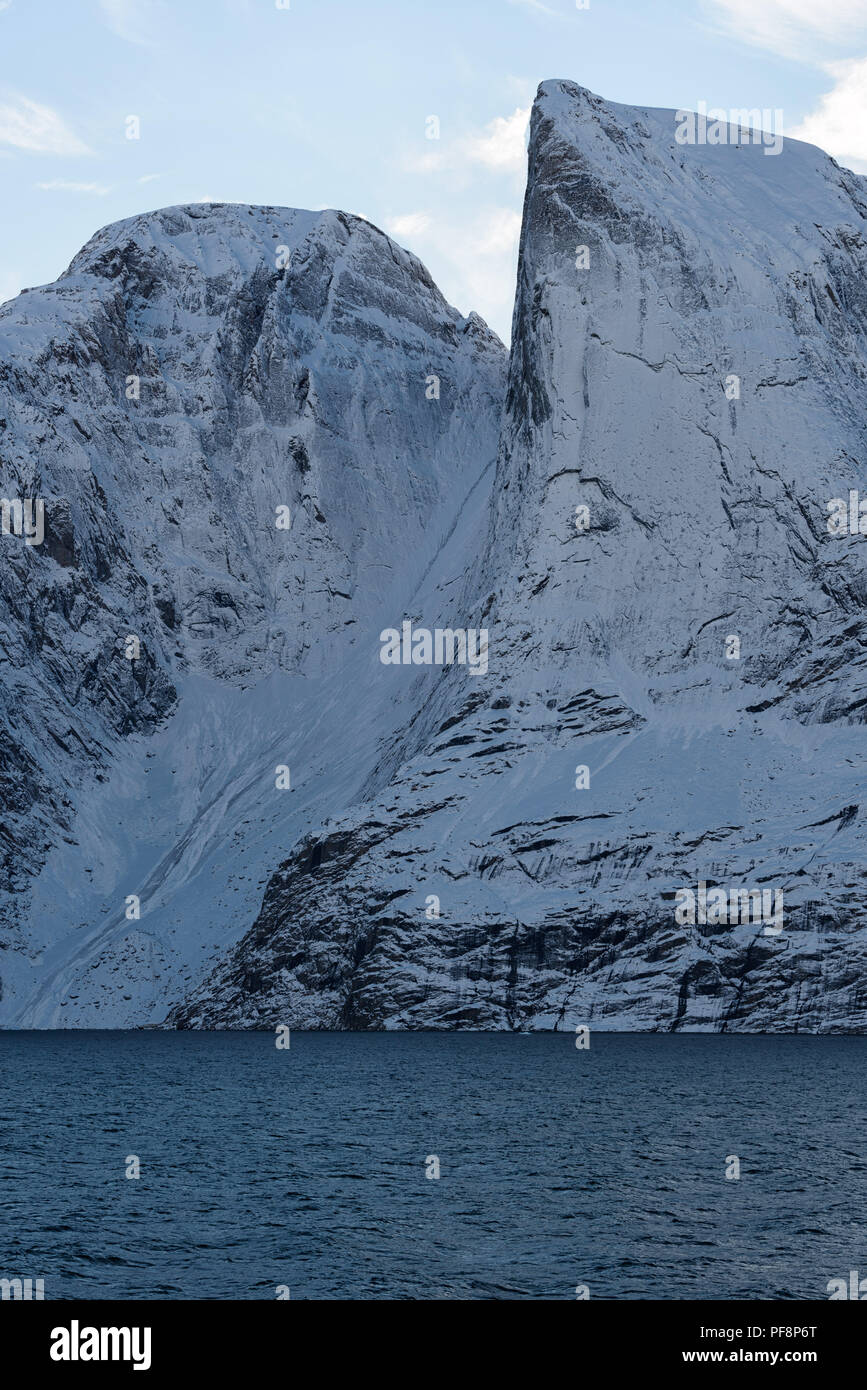 Autunno nel paesaggio artico. Nel fiordo Øfjord, parte di Scoresby Sund, Kangertitivaq, Groenlandia Foto Stock