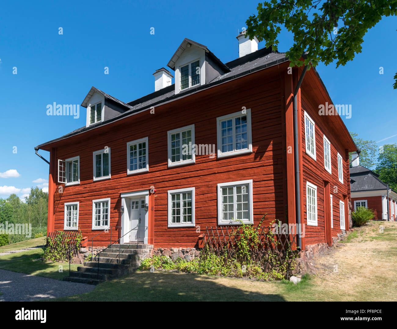 Tradizionale casa rossa, Svezia. Il tardo Settecento ala ovest della casa padronale, Engelsbergs Bruk (Engelsberg Ferriere), Ängelsberg, Västmanland, Svezia Foto Stock