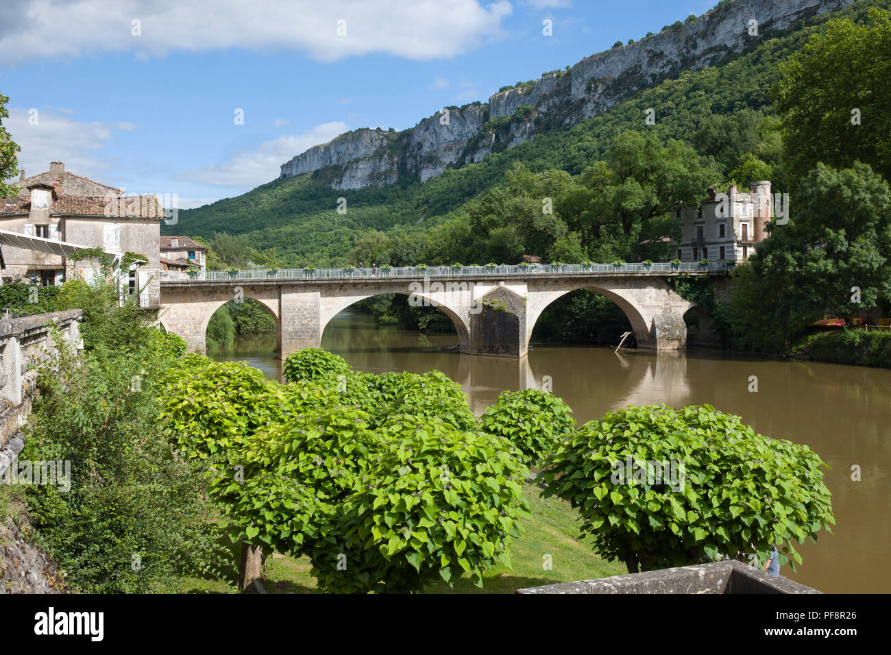Il ponte sul fiume Aveyron con il Roc d'Aglars scogliere a St Antonin-Noble-Val, Tarn et Garonne, Occitanie, Francia, Europa in estate Foto Stock