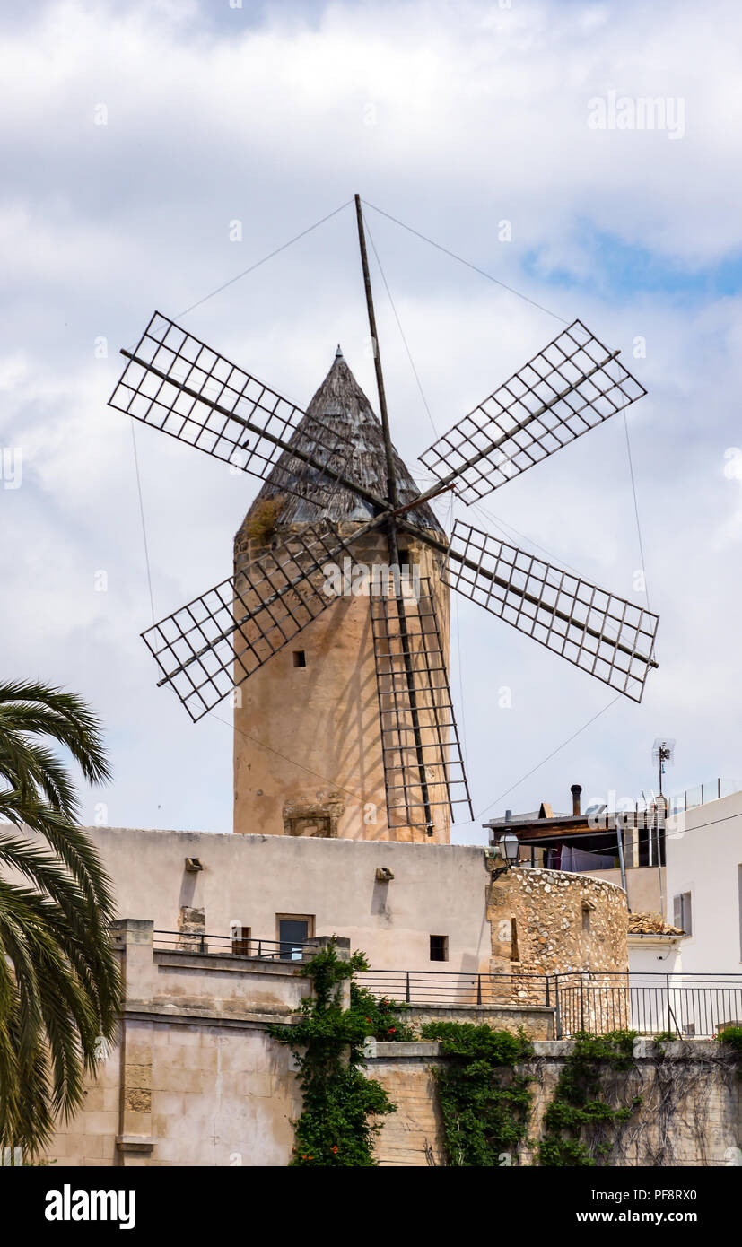Mulino a vento tradizionale in Palma de Mallorca - Spagna Foto Stock