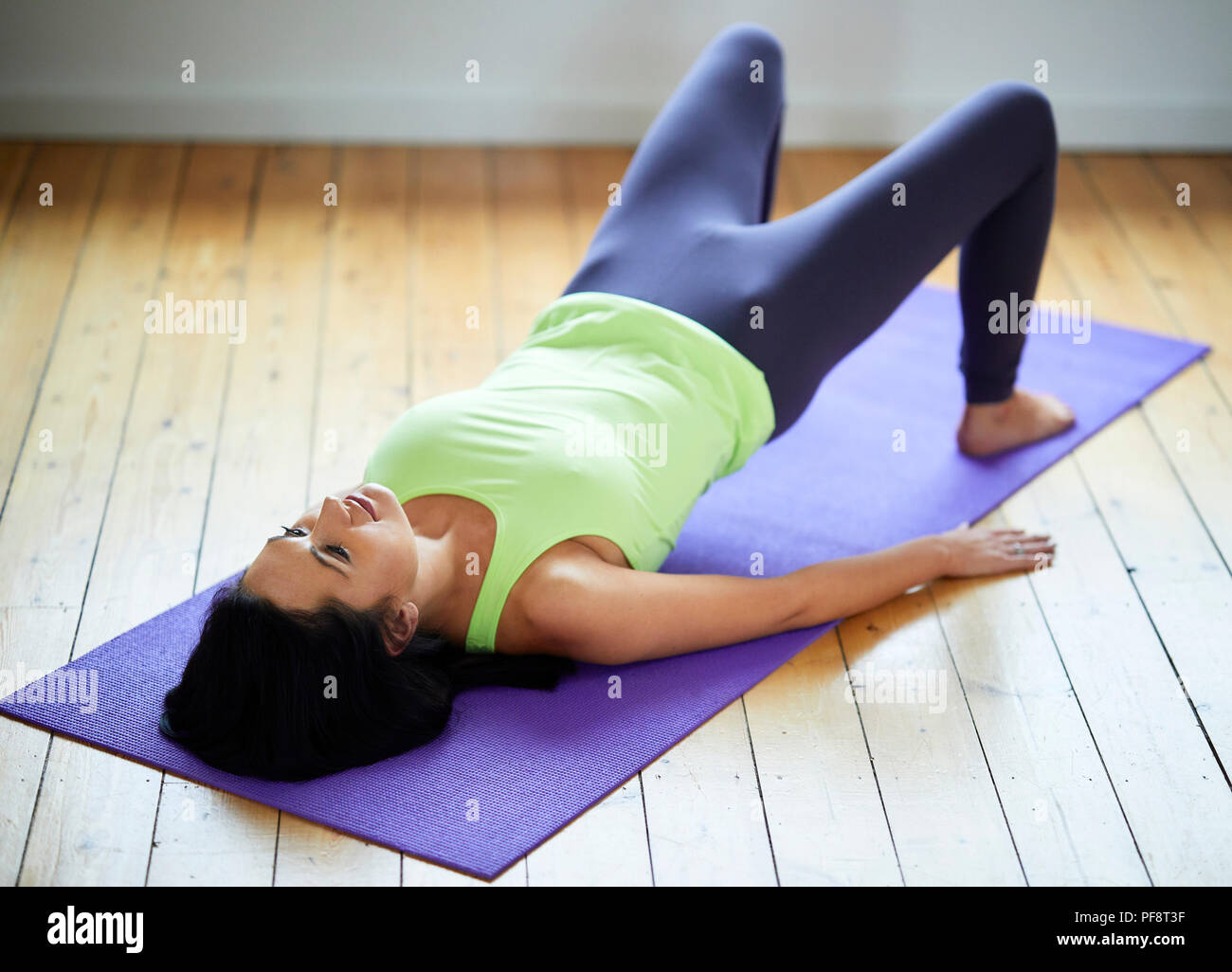 La donna a praticare Yoga Foto Stock