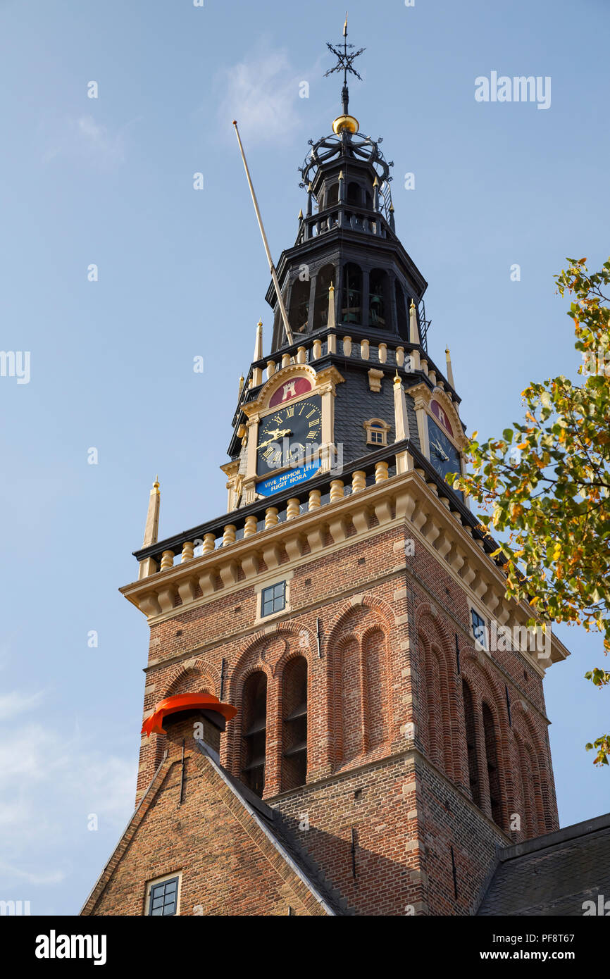 Alkmaar, Paesi Bassi - Luglio 20, 2018: Torre dell'edificio Waag, pesatura-house con un Red Hat come un segno che il mercato del formaggio si avvia Foto Stock