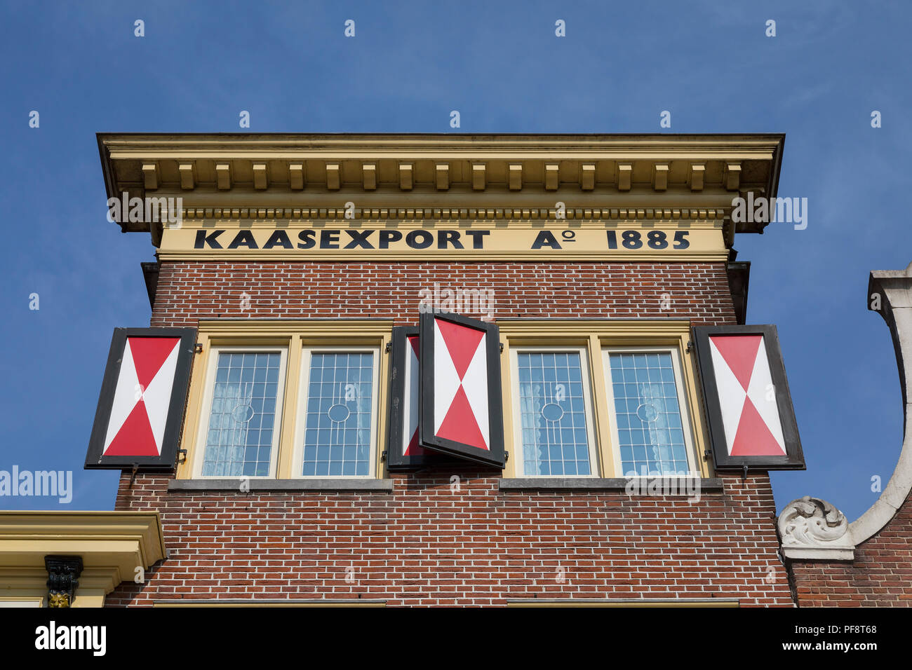 Alkmaar, Paesi Bassi - Luglio 20, 2018: facciata di un edificio con il segno di formaggio e di esportazione è costruito nel 1885 nei pressi del mercato del formaggio Foto Stock