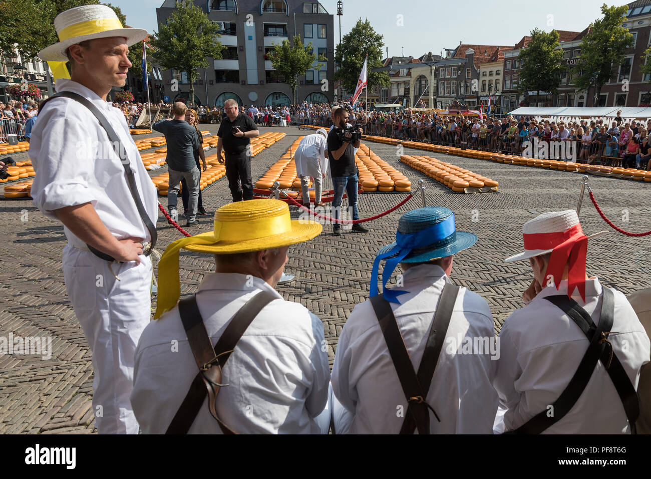 Alkmaar, Paesi Bassi - Luglio 20, 2018: gruppo di cheese carrier di fronte all'edificio Waag attesa per l'inizio del mercato del formaggio Foto Stock