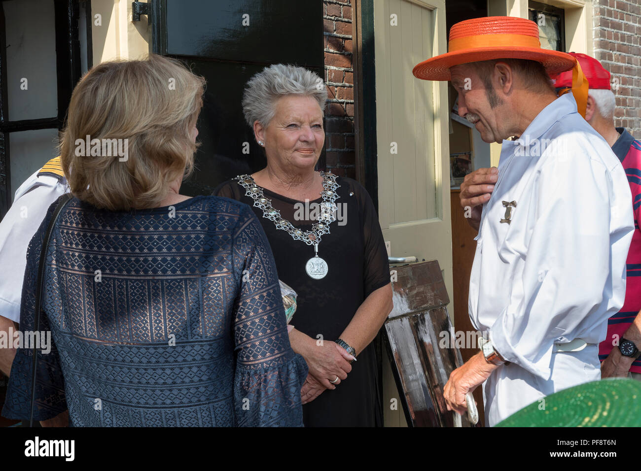 Alkmaar, Paesi Bassi - Luglio 20, 2018: Formaggio padre, testa del cheese carrier Gilda è a parlare con il vice sindaco di Alkmaar, MRS. Elly Konijn-Vermaas Foto Stock