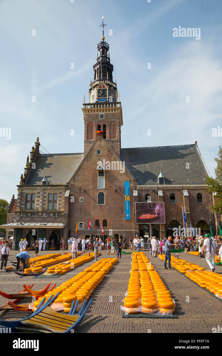 Alkmaar, Paesi Bassi - Luglio 20, 2018: vista sul mercato del formaggio in Almaar davanti al vecchio waag gebouw, edificio di peso Foto Stock