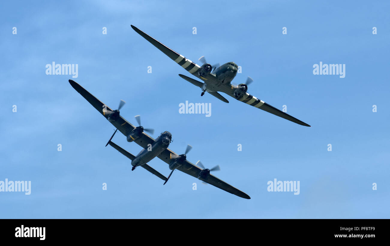 Battaglia di Gran Bretagna Memorial Flight Lancaster bombardiere e C47 Dakota Foto Stock