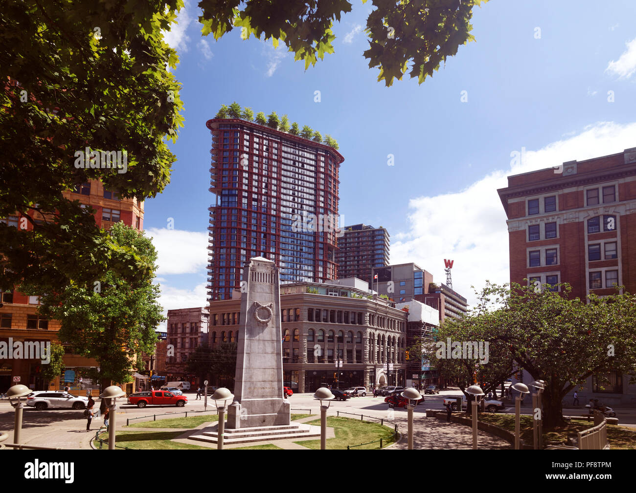 Il Woodward's edificio con alberi sulla parte superiore del tetto, vista dalla Piazza della Vittoria in Downtown Eastside di Vancouver, British Columbia, Canada. Foto Stock