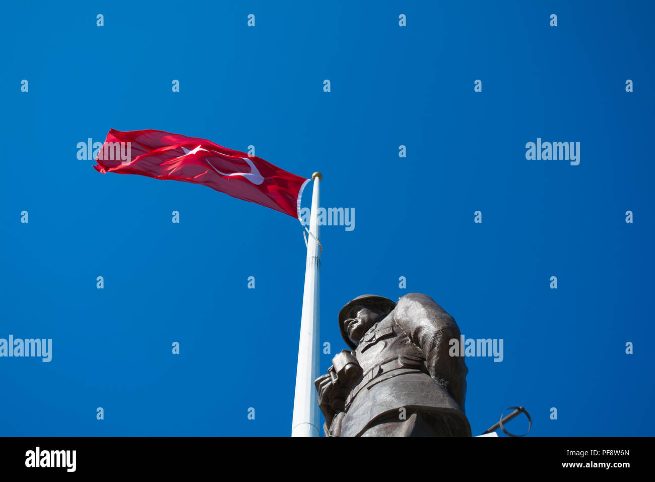 Canakkale,Turchia - Agosto.10, 2018 : Ataturk statua e bandiera turca in Conk Bayiri, Gallipoli. Foto Stock