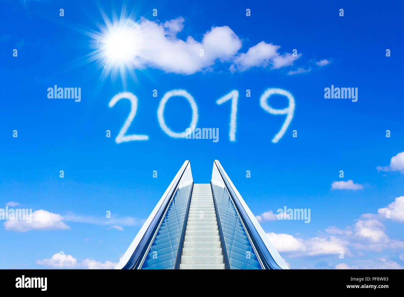 Raggiungendo il nuovo anno 2019 su una scala mobile o escalator in un cielo blu chiaro. Foto di concetto per il successo e il raggiungimento di obiettivi su una superficie liscia e facile Foto Stock