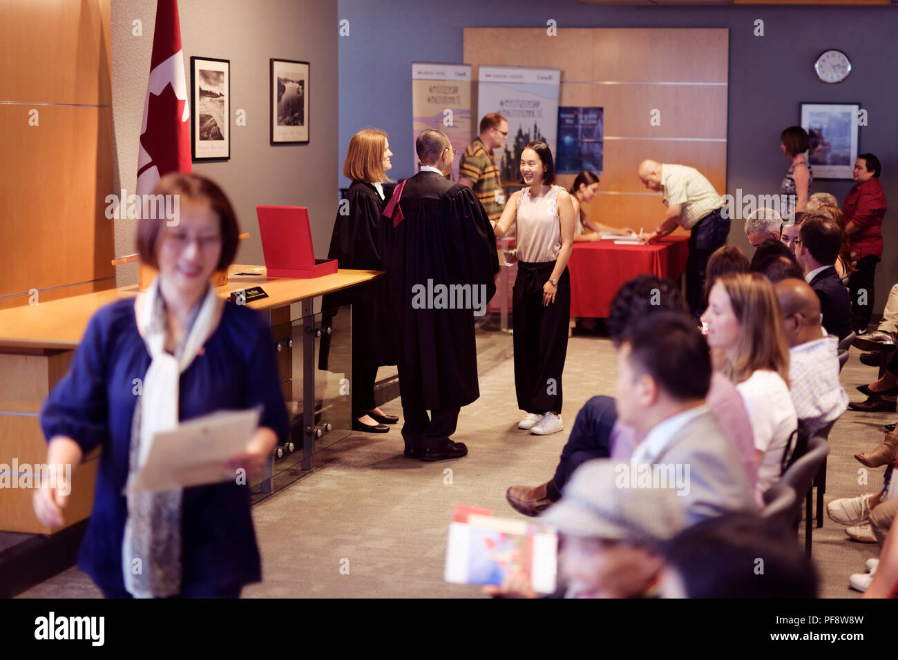 Nuovi cittadini canadesi che ricevono i loro certificati di cittadinanza a una cerimonia di cittadinanza in Vancouver, British Columbia, Canada 2018 Foto Stock