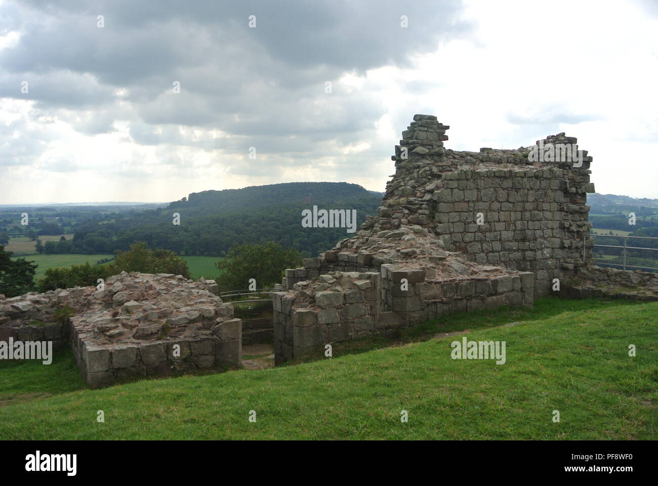 Castello medievale di Beeston, sul confine gallese-inglese. Antiche rovine che si ergono in alto sulla splendida campagna rurale del Cheshire. Un giorno di tarda estate. Foto Stock