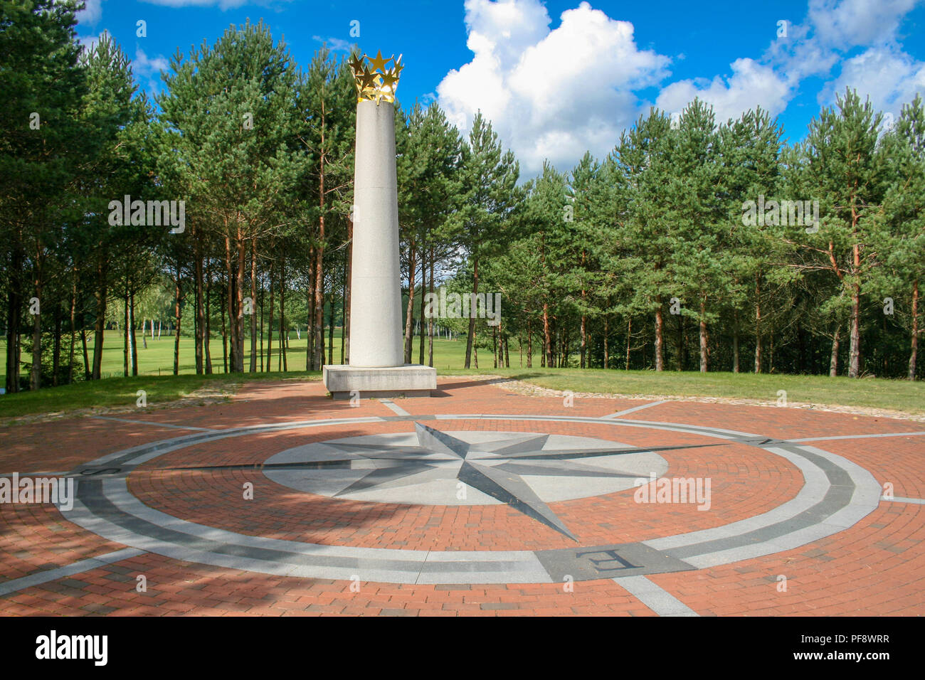 Purnuskes, Vilnius, Lituania, centro geografico dell'Europa, con la corona di stelle su una colonna e la rosa dei venti o rosa dei venti Foto Stock