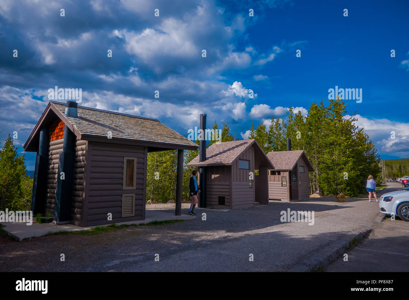 Vista esterna delle persone utilizzando la splendida ed ecologico di bagni in legno a sorgenti calde di Norris Geyser Basin, il Parco Nazionale di Yellowstone Foto Stock