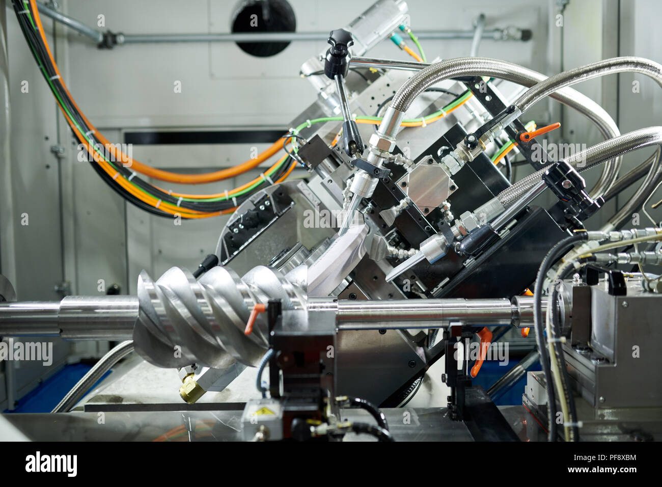 Vista laterale shot del complesso meccanismo di metallo sulla linea di montaggio di fabbrica, spazio di copia Foto Stock