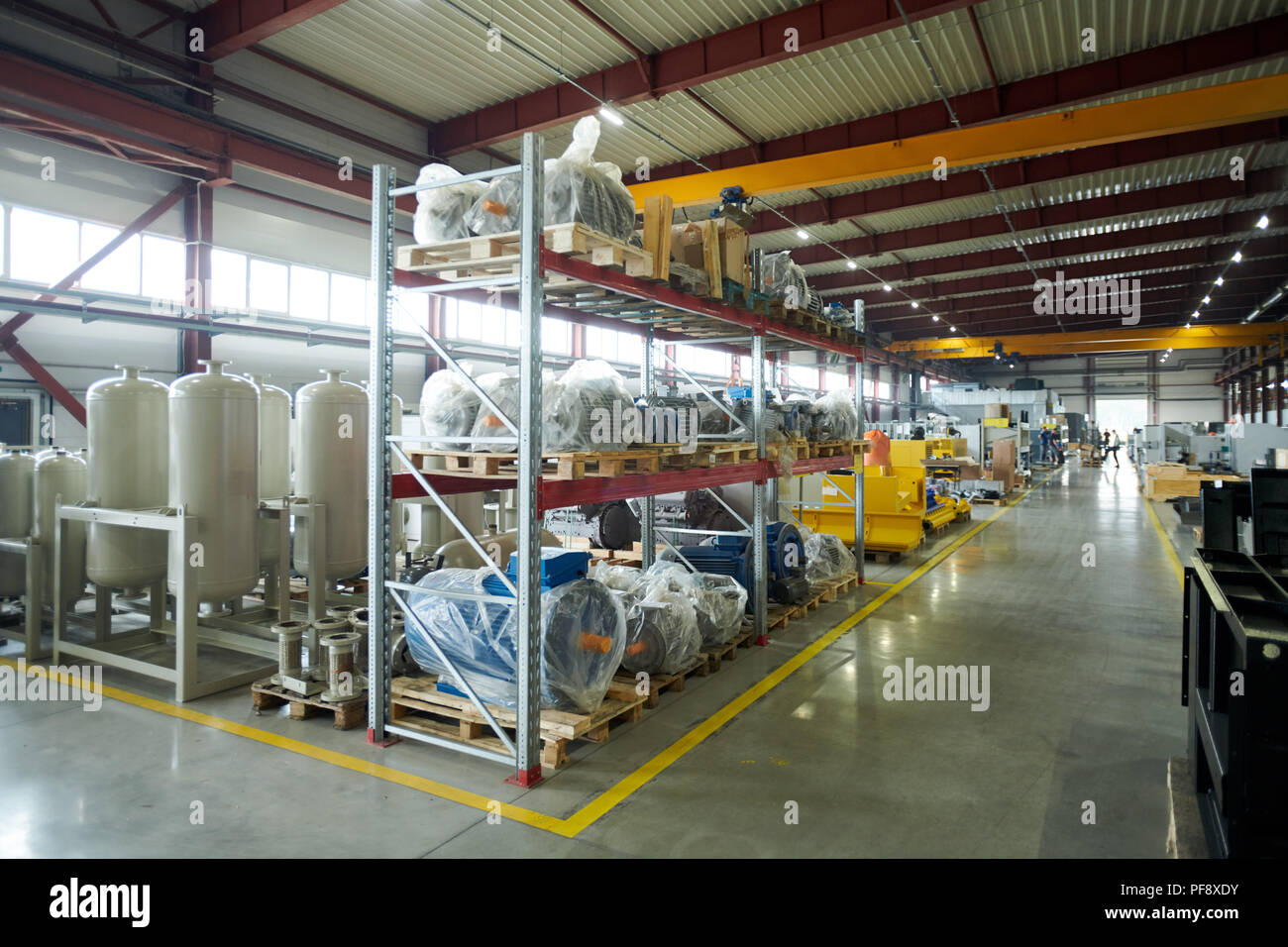 Ampia angolazione del vuoto magazzino in fabbrica con scaffali alti, spazio di copia Foto Stock