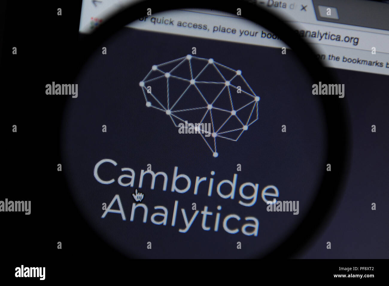 Il Cambridge Analytica sito web sito web visto attraverso una lente di ingrandimento Foto Stock