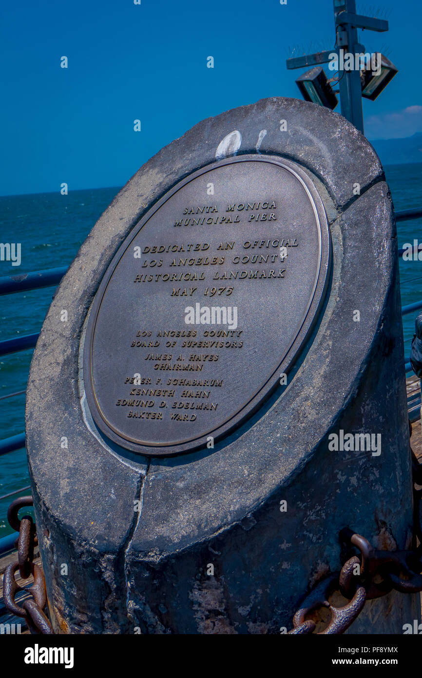 Los Angeles, California, USA, Giugno 15, 2018: Close up lapidato monumento con un breve leyend di caposaldo storico nel maggio 1975 nel molo di Santa Monica Beach in California USA Foto Stock