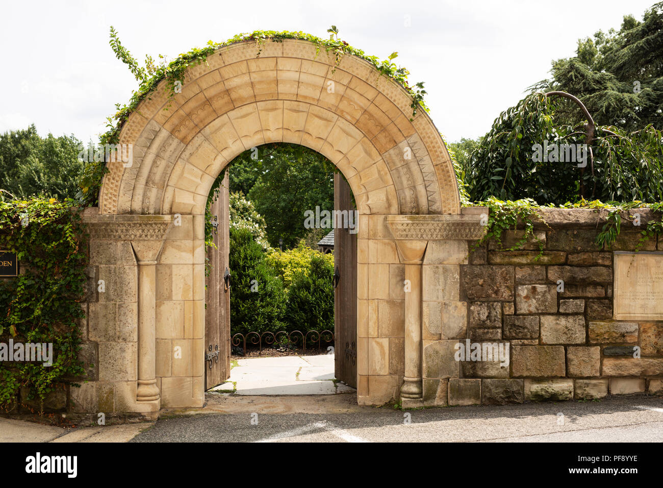 L'arco che costituisce l'ingresso al Vescovo il giardino alla Cattedrale Nazionale di Washington DC. Foto Stock