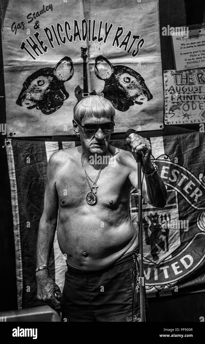 Frontman di artisti di strada la Piccadilly ratti Band nel centro della città di Manchester, Inghilterra, Regno Unito Foto Stock