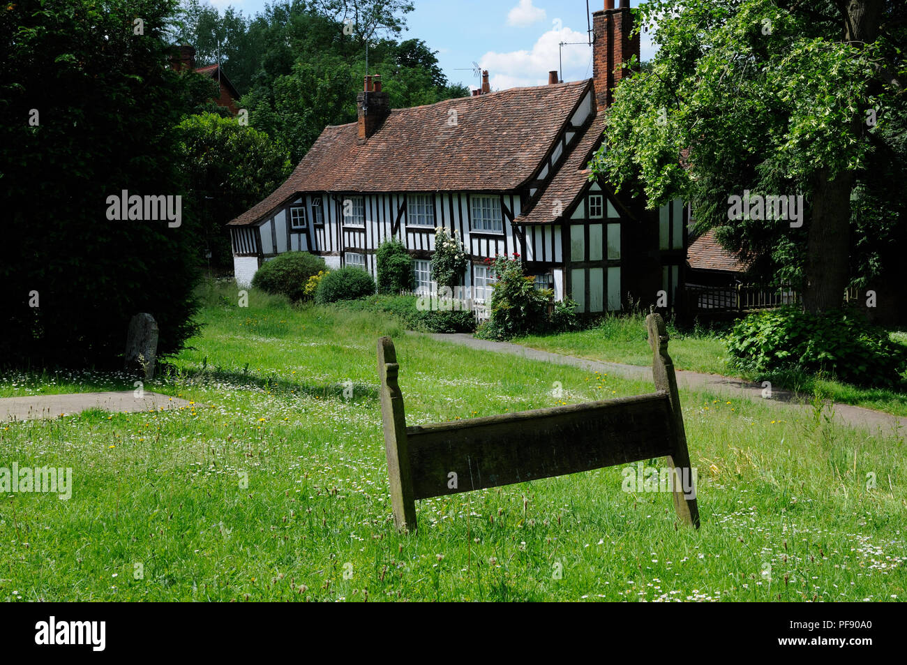 Church Cottage, Hatfield, Hertfordshire, è una struttura di legno edificio risalente alla fine del XVI secolo, in piedi sul sagrato di San Etheldreda's ch Foto Stock