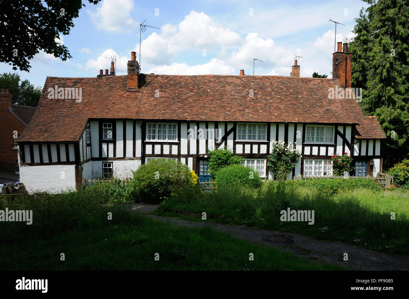 Church Cottage, Hatfield, Hertfordshire, è una struttura di legno edificio risalente alla fine del XVI secolo, in piedi sul sagrato di San Etheldreda's Foto Stock