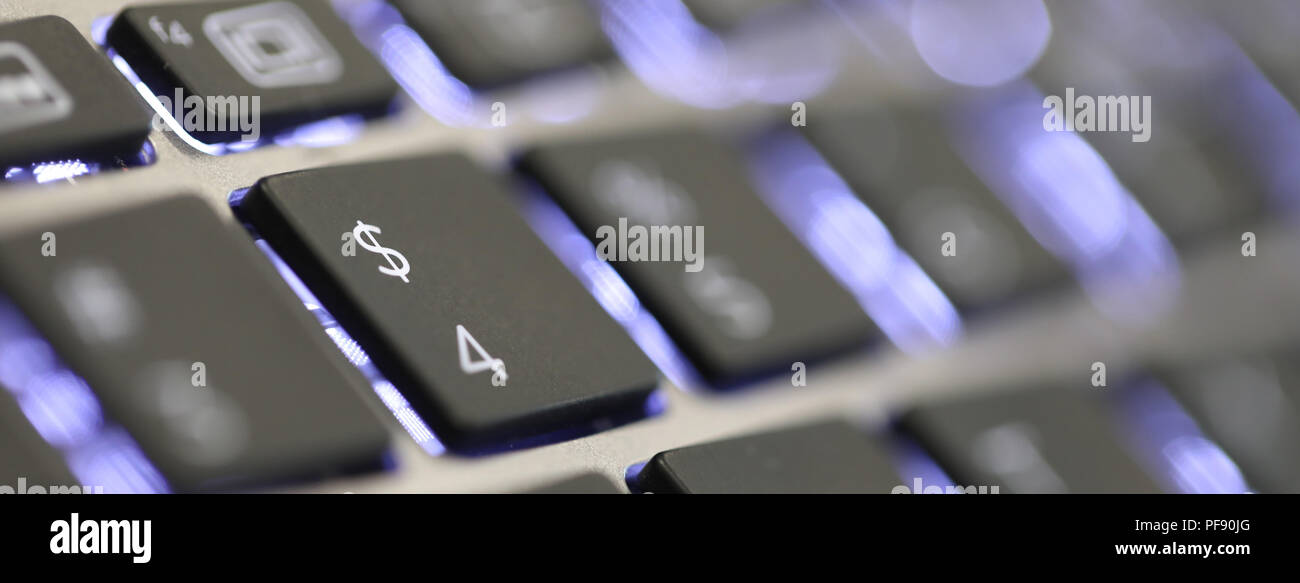Close up il simbolo $ segno su un computer portatile scheda chiave. il  dollaro valuta il tasto tab sulla tastiera Foto stock - Alamy