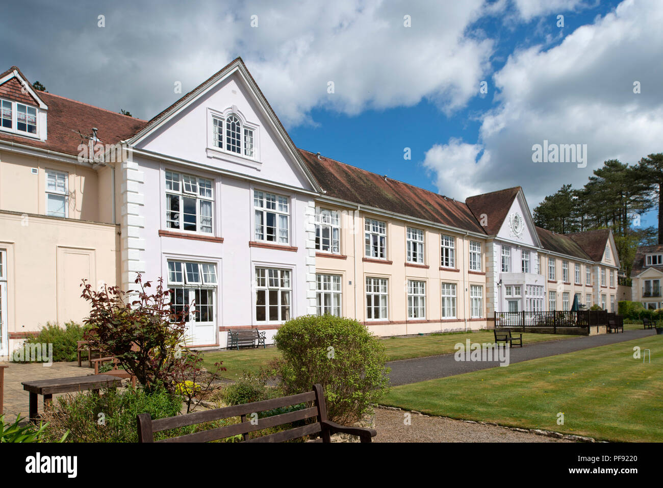 Avonpark Village, il pensionamento e case di cura, Winsley, bagno, Somerset, Regno Unito, che mostrano tipiche camere da letto, soggiorno e sala da pranzo, giardini Foto Stock