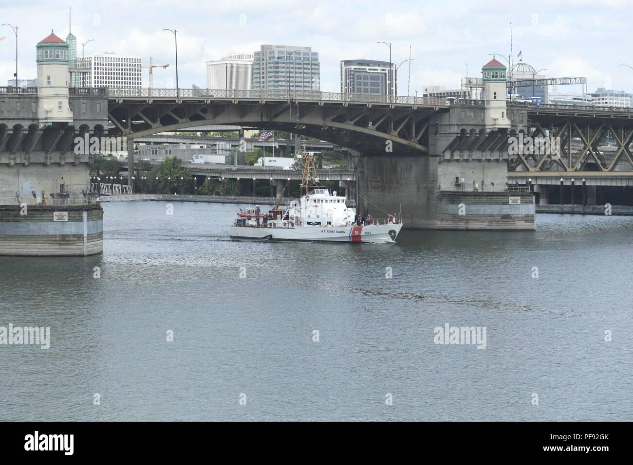 PORTLAND, Ore. (Giugno 7, 2018) Gli Stati Uniti Guardacoste Orcas (WPB 1327) si prepara a tirare in porta in Portland, Ore., per Rose Festival Settimana della flotta. Il festival e Portland Settimana della flotta sono una festa del mare servizi con i marinai, marine, e Guardia Costiera membri provenienti da Stati Uniti e Canada che rendono la città una porta di chiamata. Foto Stock