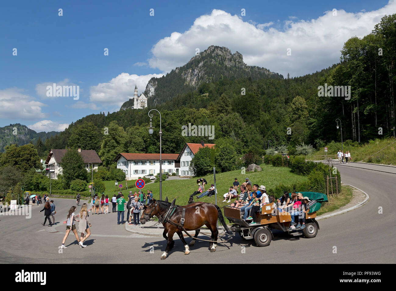 Hohenschwangau cittadina con il Castello di Neuschwanstein in background, Allgaeu, Baviera, Germania Foto Stock