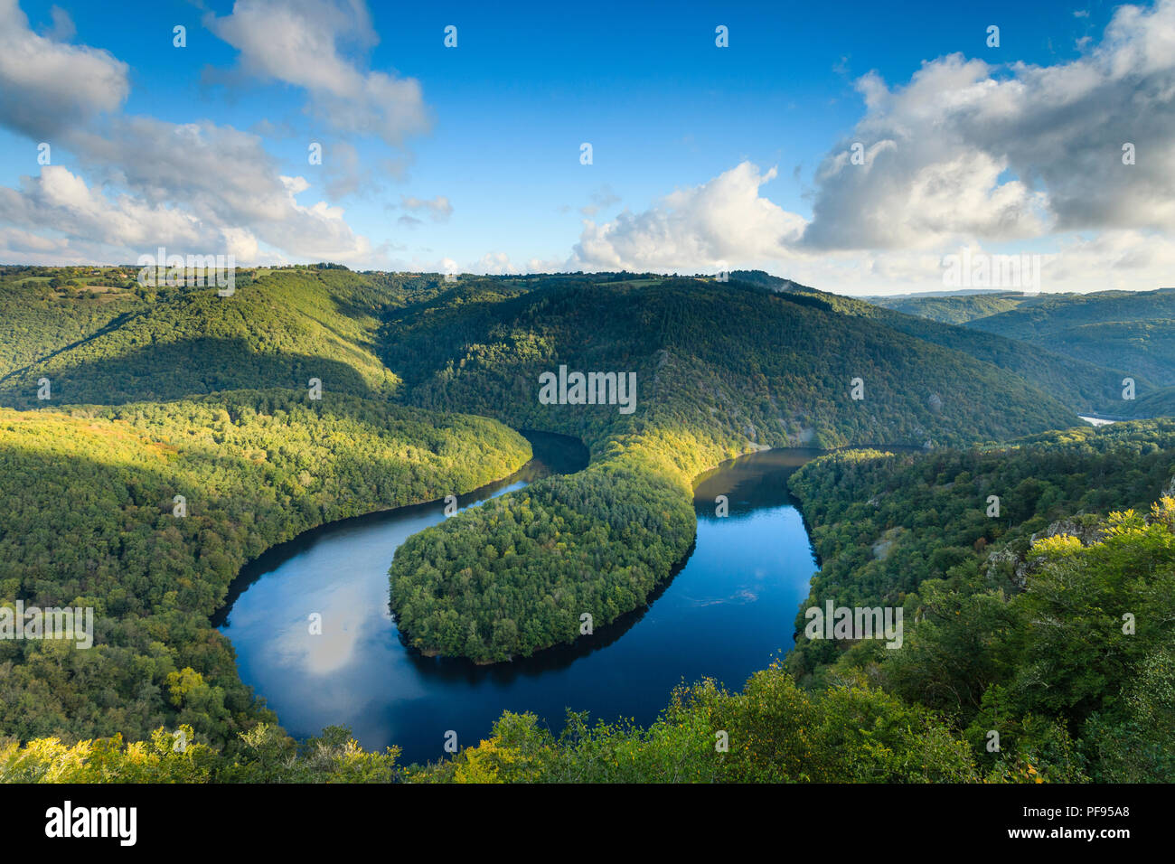 Francia, Puy de Dome, Queuille, Queuille meandro formata dal fiume Sioule // Francia, Puy-de-Dôme (63), Queuille, méandre de Queuille formé par la Sioule Foto Stock